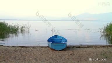 宁静的风景，蓝色的小木制渔船<strong>停</strong>在湖滨