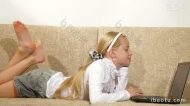 金发小女孩在家里用笔记本电脑听音乐