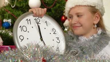 戴着圣诞帽的小女孩拿着圣诞树背景上的滴答作响的时钟