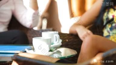 三个女人在户外咖啡馆享受咖啡<strong>休息</strong>时间