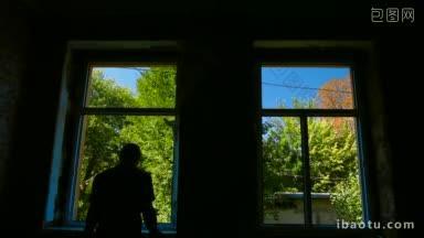 承包商在房子里安装了一扇<strong>新</strong>的窗户，窗外是明亮的树木和蓝天