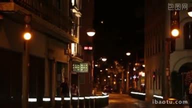 夜间街道交通和行人