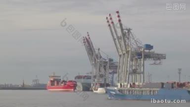 装载集装箱的货船驶过汉堡港