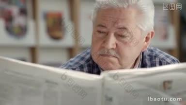 老人和活跃的退休老人在图书馆看报纸的<strong>胡子</strong>