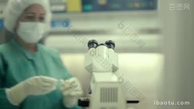 在制药工业实验室工作的女研究员用显微镜<strong>观察</strong>