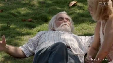 快乐的<strong>爷爷奶奶</strong>带着<strong>孙子</strong>在公园的草地上玩耍躺着慢镜头
