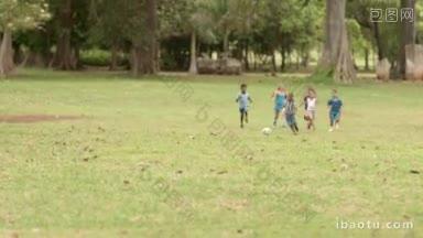男孩女孩和运动与快乐的孩子在城市公园踢足球
