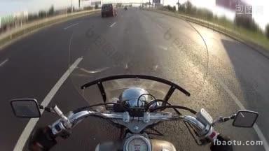 骑摩托车的人在城市高速公路上骑摩托车