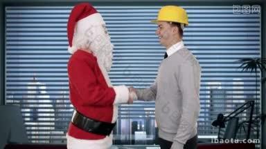 圣诞<strong>老人</strong>和年轻的建筑师在现代化的办公室里<strong>握手</strong>，看着镜头