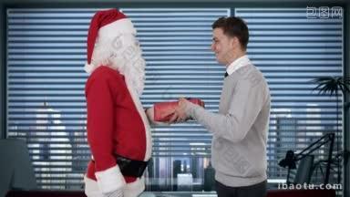 年轻的商人在一个现代化的办公室里和圣诞<strong>老人握手</strong>