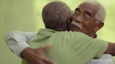 <strong>活</strong>跃的退休老人和<strong>悠</strong>闲的两位年长黑人兄弟在公园里谈笑风生