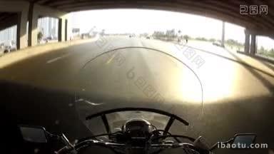 骑摩托车的人在城市高速公路上骑摩托车