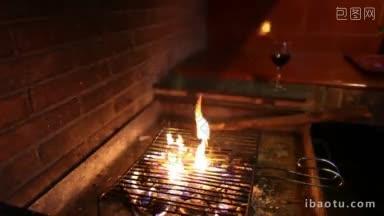 烧烤用火和一杯酒