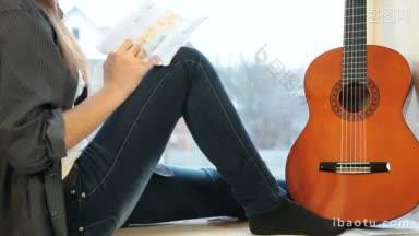 十几岁的女孩在家里<strong>学习</strong>吉他指法