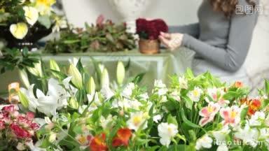 背景中的花店里<strong>陈列</strong>着大量的鲜花，女子在安排情人节玫瑰心花束