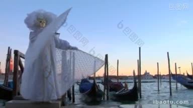 2月，穿着威尼斯<strong>服装</strong>的人参加威尼斯狂欢节
