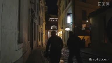 老城夜晚的街道上行人的剪影