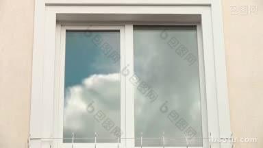 用塑料窗框反射云的家庭外观