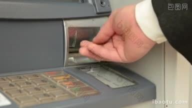 商人在自动取款机上检查账户余额
