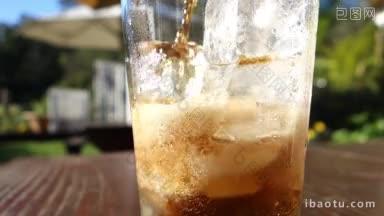 有人把<strong>可乐倒</strong>在一个装满冰块的玻璃杯里，<strong>可乐</strong>在一个玻璃杯里