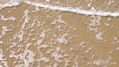 海滩上的沙子上画着一座房子，<strong>海浪</strong>很快就把它冲走了