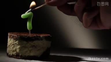 蜡烛七在<strong>提拉米苏蛋糕</strong>生日复古背景