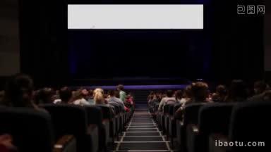 电影院里的观众随着屏幕运动而变化