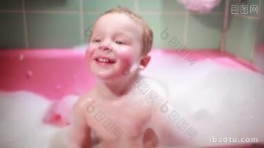 两岁的小男孩用泡沫慢动作洗澡