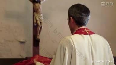 西班牙天主教牧师在做弥撒前穿着衣服，背景是十字架