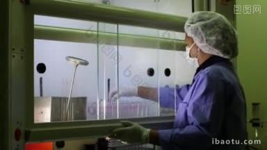 医学研究中心和工业设施的女技术人员在工作和清洁<strong>科学</strong>实验室的疫苗试管