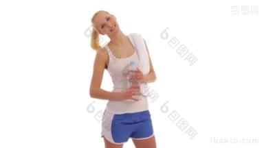 Junge Frau MIT wasserflche im运动服装健身妇女与宠物水瓶在运动服装
