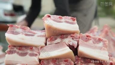 在街市上卖猪肉