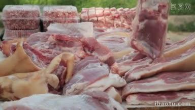 街市小贩向顾客售卖猪肉
