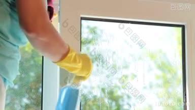 女人在家里擦窗户