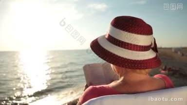 一位退休妇女在海边看一本<strong>好书</strong>放松身心