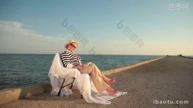 退休妇女放松与<strong>一本好书</strong>在海上长镜头