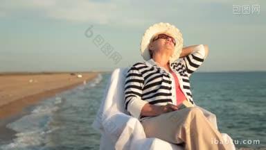 快乐的退休妇女在海边看一本<strong>好书</strong>放松身心