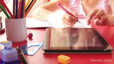 十几岁的女孩在平板电脑上做<strong>作业</strong>