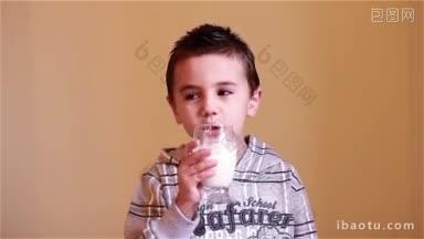 小男孩正在喝一杯牛奶