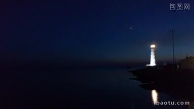 夜晚，靠近大海的水边的灯塔<strong>消失</strong>了