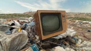 废弃的老式电视在垃圾填埋场