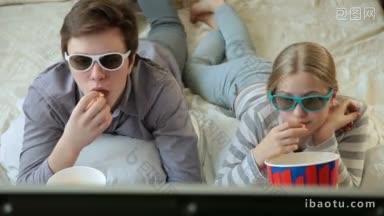 哥哥和妹妹在家里吃爆米花，看<strong>电视</strong>电影