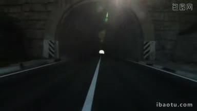 在沿海山区公路上驾车通过隧道前往雅尔塔塞瓦斯托波尔