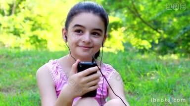 一个女孩在公园里用智能手机听<strong>音乐</strong>