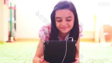 十几岁的女孩在平板电脑上听音乐