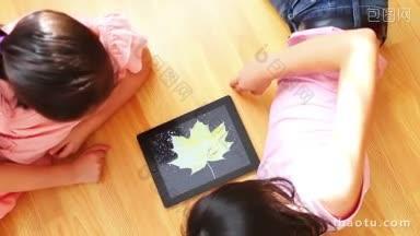两个十几岁的女孩一边享受一边在平板电脑上看照片