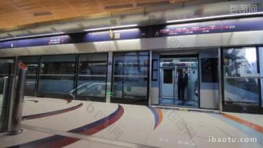 四月的迪拜<strong>地铁</strong>，乘客在世界上最舒适的<strong>地铁</strong>