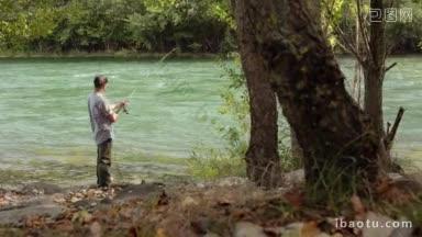 孤独的男子和休闲活动中，中年渔民在河上度假