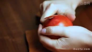 一名妇女用番茄制作<strong>红玫瑰</strong>