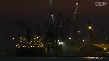 海港夜景，停泊在<strong>码头</strong>上的货<strong>船</strong>正使用